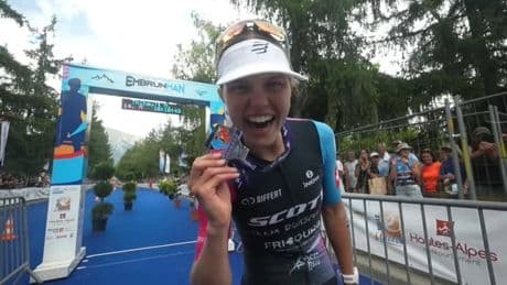 "C'était tellement dur": Alanis Siffert remporte l'Embrunman 2025 et bat le record de l'épreuve
