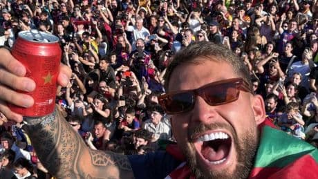 Iñigo Martínez: de la discreción en la Gabarra a la exaltación en la rúa del Barça