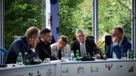 Trump aseguró a los socios europeos que Putin no quiere la paz, se abrió a nuevas sanciones a Rusia y luego se echó atrás