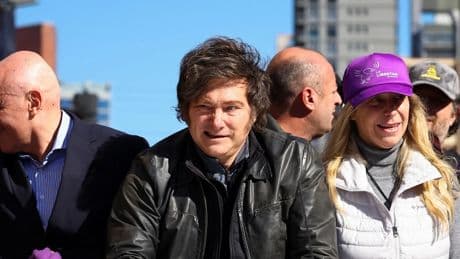 Bei Wahlkampfveranstaltung: Argentiniens Präsident Milei mit Steinen und Flaschen beworfen