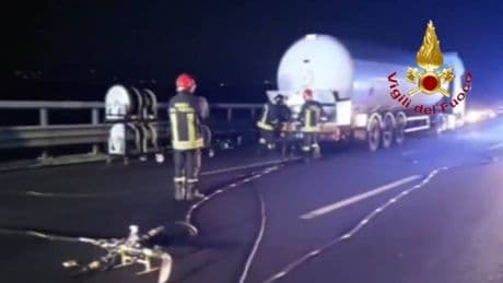 Cisterna a fuoco sulla A1, Milano-Napoli ancora chiusa: code fino a 10 km