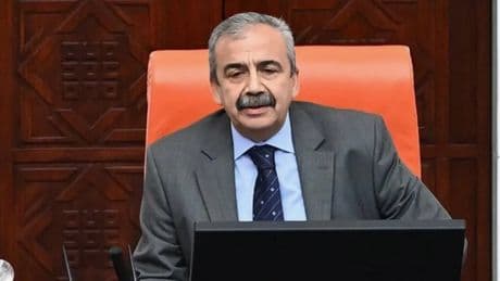 Sırrı Süreyya Önder'in sağlık durumuyla ilgili yeni açıklama: Ağır bir süreçten geçiyor, hayati riski devam ediyor