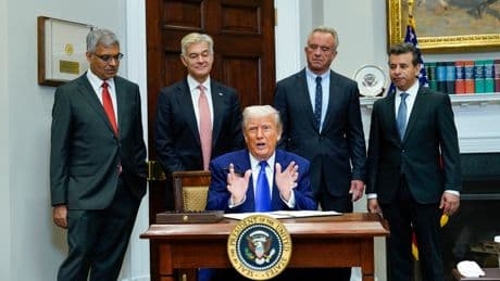 Trump decreta una rebaja de hasta el 80% en los medicamentos y exige a las farmacéuticas que los suban en el extranjero