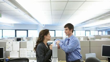 S’aimer au travail, est-ce légal ? Le couple en entreprise, entre raison et sentiments