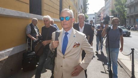 "Lui non c'era", "Ho letto la relazione". È scontro sul Dna di Garlasco