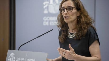 El ridículo europeo del plan antitabaco de Mónica García pone a la ministra en la cuerda floja