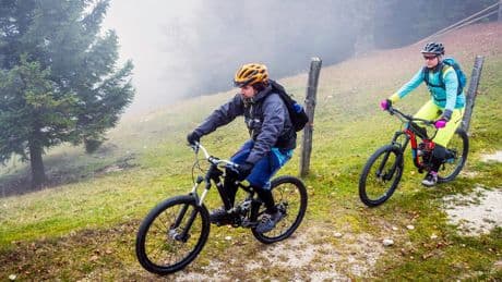 Wasserdicht: Von Kopf bis Fuß auf Regen eingestellt: Radoutfits für nasses Wetter