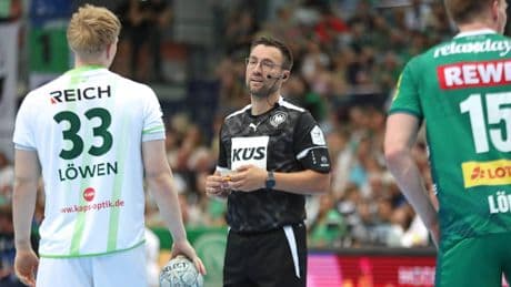 Leipzig-Mitarbeiter betroffen - Medizinischer Notfall! Handball-Kracher unterbrochen