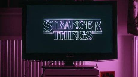 Riguardare le serie che ami fa bene (e la scienza spiega perché)