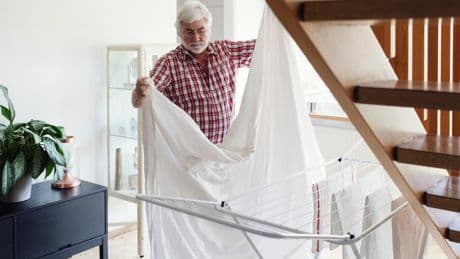Trick mit dem Spannbettlaken: So sparen Sie Platz und Nerven beim Trocknen