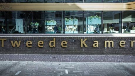 Oekraïense vluchtelingen krijgen onderdak in leeg kantoorpand tegenover Tweede Kamer