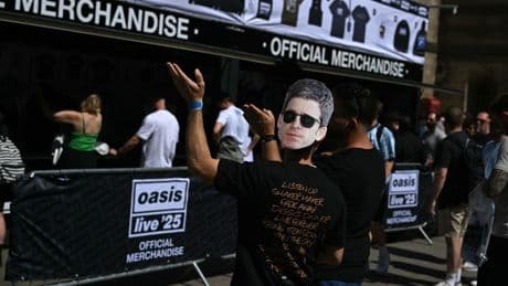 Mánchester recibe como héroes a sus hijos pródigos Oasis 16 años después