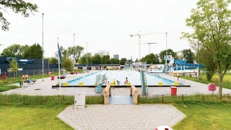 Buitenbad De Vliet is een magisch dorp dat  vijf maanden per jaar bestaat: ‘Kinderen, hoogleraren, kabbelaars, atleten en kanaalzwemmers, iedereen komt hier’