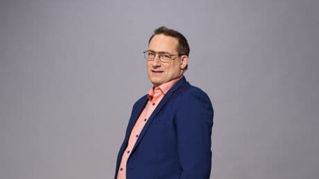 "Gefragt – Gejagt"-Star schaut sich selbst im TV an – und rechnet ab