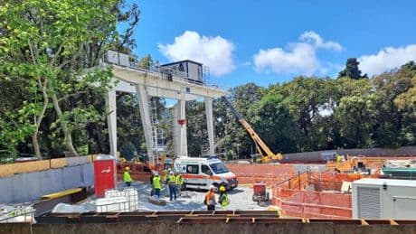 Genova, incidente sul lavoro in piazza Corvetto: feriti due operai | Foto