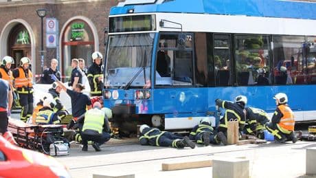 Von Tram erfasst - Hier befreien Retter einen eingeklemmten Jungen (12)