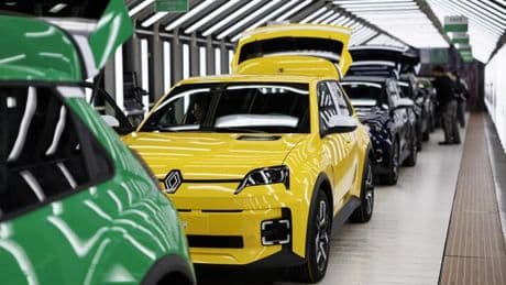 Una nuova auto in 24 mesi: per battere i cinesi l’Europa dimezza i tempi di produzione con l’AI