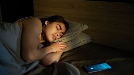 Schlummertaste statt Schlaf: Frauen nutzen Snooze-Funktion häufiger als Männer