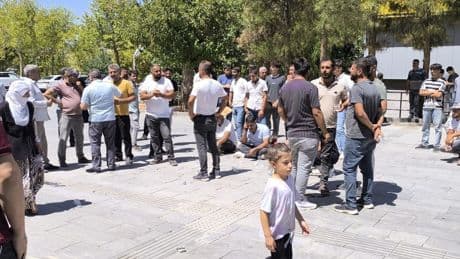 Diyarbakır'da elektrikleri tek faza düşürülen mahalleli eylemlerini sürdürüyor