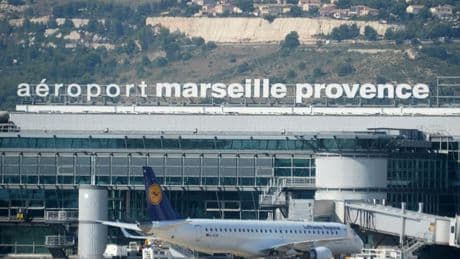 Incendie dans les Bouches-du-Rhône: l'aéroport Marseille-Provence fermé au public