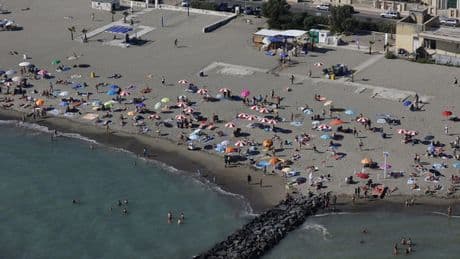 Crollo di presenze sulle spiagge, dietro la crisi il reddito reale indebolito e gli aumenti contrattuali che non recuperano l'inflazione