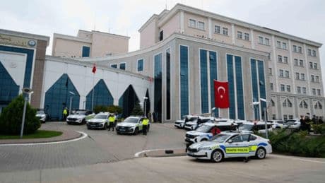 Baba- oğul emniyeti birbirine kattı: Gazi polisi dövdüler