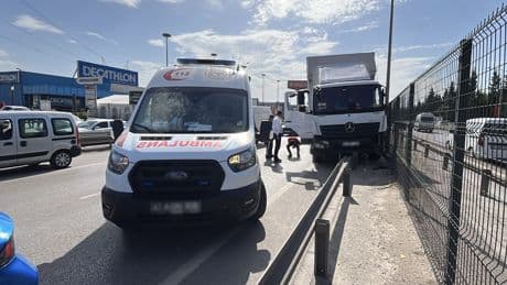Kocaeli'de direksiyon başında kalp krizi geçiren sürücü kaza yaptı