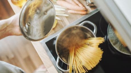 Einfach Geld sparen: Wie Sie weniger Strom beim Kochen verbrauchen