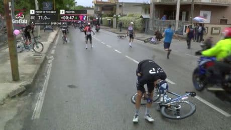 Giro d’Italia, strade viscide, tutti giù per terra. Hindley ritirato, gara neutralizzata