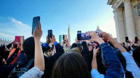 Papa Leone XIV, l'emozione e la sorpresa della piazza: «Papa Leone si è commosso, è uno di noi»