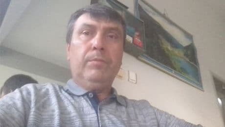 Devrilen traktörün altında kalan sürücü can verdi