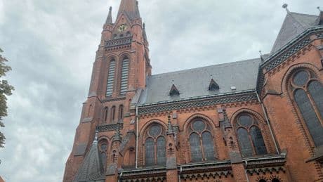 Hannover: Dreifaltigkeitskirche zeigt Gewaltopfer im Altarbild