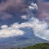 EN IMAGES. En Sicile, l'Etna entre en éruption et crache un énorme panache de fumée au-dessus de Catane