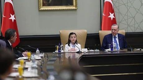 Cumhurbaşkanı Erdoğan çocukları kabul etti! 'Türkiye Yüzyılı hedefimize ulaşana kadar durmayacağız'