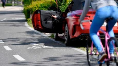 Gefahr für Radfahrer: So können Sie Dooring-Unfälle mit geöffneten Autotüren vermeiden
