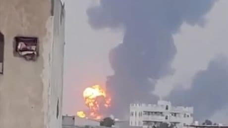 Yemen'in başkenti Sana'da patlamalar duyuldu