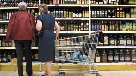 El precio del aceite de oliva virgen extra cierra mayo en mínimos: ofertas a 3,8 euros el litro