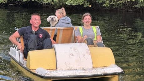 Ratingen: Feuerwehr rettet Labrador per Tretboot aus Steinbruch