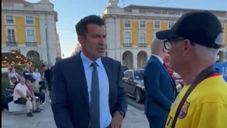 Figo se pone las manos en los genitales y se encara con un hincha del Barça que le llama “traidor”