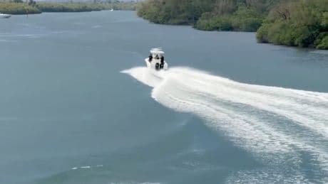 Hollywoodreife Verfolgung - Russischer Dieb flieht mit Luxus-Yacht
