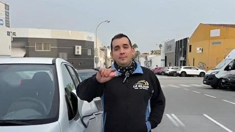 Juan, mecánico, avisa sobre el imprescindible documento que debes llevar en el coche: "Puede salvarte la vida"