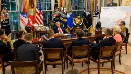 Gorras, un palo de golf y tuits impresos: las imágenes que no se vieron de las reuniones de Trump sobre Ucrania