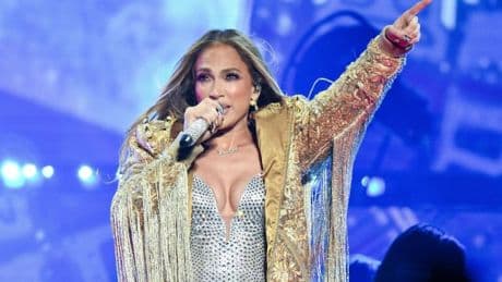 Jennifer Lopez expertly handles unwanted visitor that crawls up her neck mid-concert