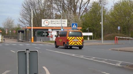 Unglück bei Salzgitter AG - Zwei Tote! Kleinflugzeug stürzt auf Stahlwerk