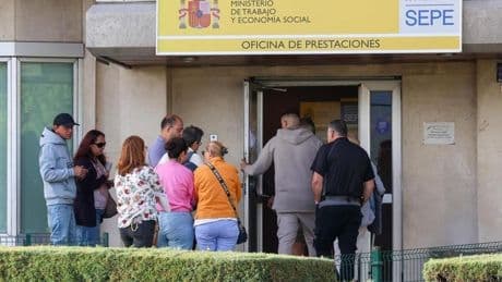 Un abogado avisa del detalle crucial si viajas al extranjero cobrando el subsidio: «Puedes perderlo»