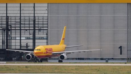 Wegen Trumps Zöllen - DHL schränkt Versand in die USA ein