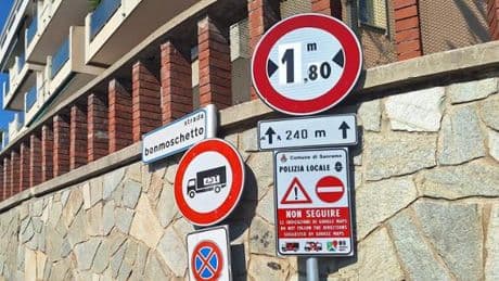 Sanremo, la strada è troppo stretta e il Comune mette i cartelli: “Non seguite Google Maps”