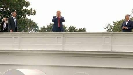 Trump garipliklere doymuyor: Soruları çatıdan yanıtladı