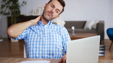 El ejercicio que revela si tu cuello está hecho polvo, según un fisioterapeuta: solo necesitas 60 segundos