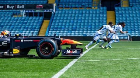 Verrücktes Video - Fußball-Profis sprinten gegen Formel-1-Wagen